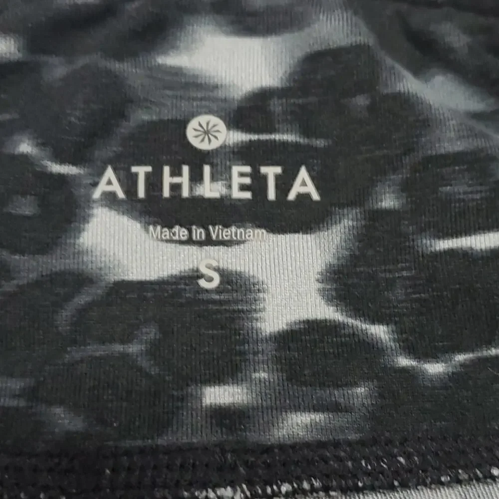 Athleta small Cheetah‎ Chaturanga capri leggings